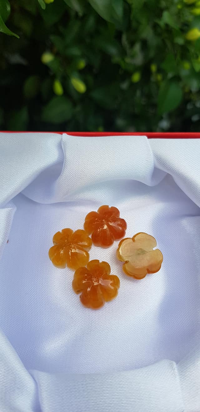 Mặt Bông Hoa cỏ 4 lá màu vàng cam nữ phối vòng tay,làm mặt nhẫn Chất liệu đá cẩm thạch size hạt 14mm x dầy 6mm Nữ về phối với vòng tay của mình đeo hay làm mặt nhẫn mặt dây chuyền đeo xinh ạ