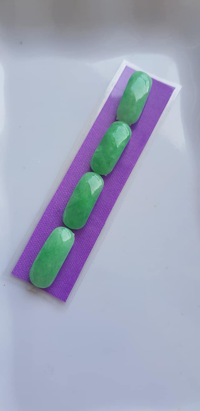 Bộ Lắc Tay Yên Ngựa Mới 4 viên Xanh Ngọc Tươi đều bóng đẹp Size Dài 20mm x Ngang 9mm x cao 3mm Đá Ngọc Cẩm Thạch tự nhiên Nữ mệnh mộc hỏa thủy bọc vàng đeo đẹp sang món quà tặng ý nghĩa gửi đến Mẹ và người thân ạ