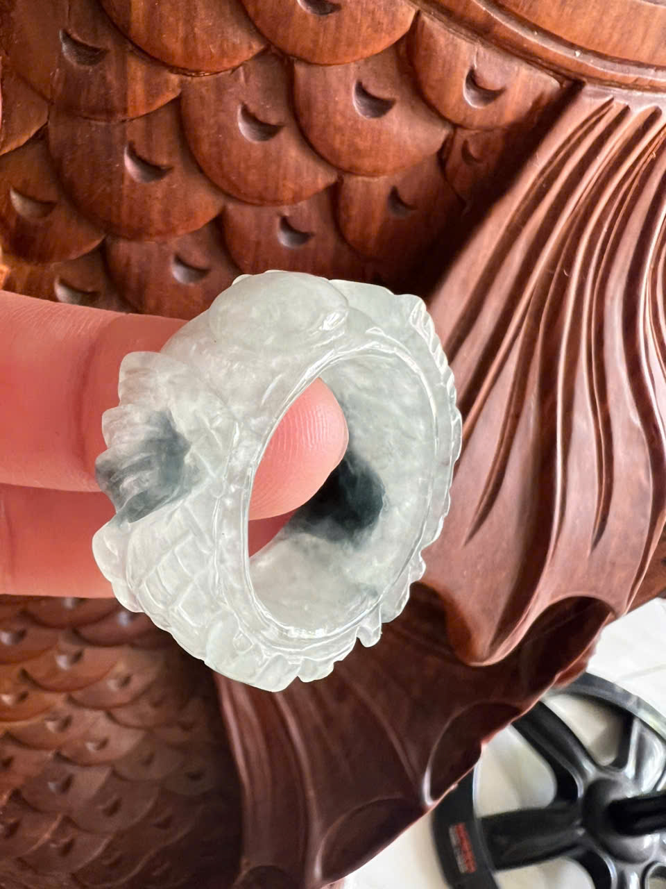 Nhẫn Rồng Nam Ni 21mm Cao 13mm Dầy 6mm Đá Cẩm Thạch màu Xanh nhẹ bóng trắng xíu xanh đen đẹp ạ