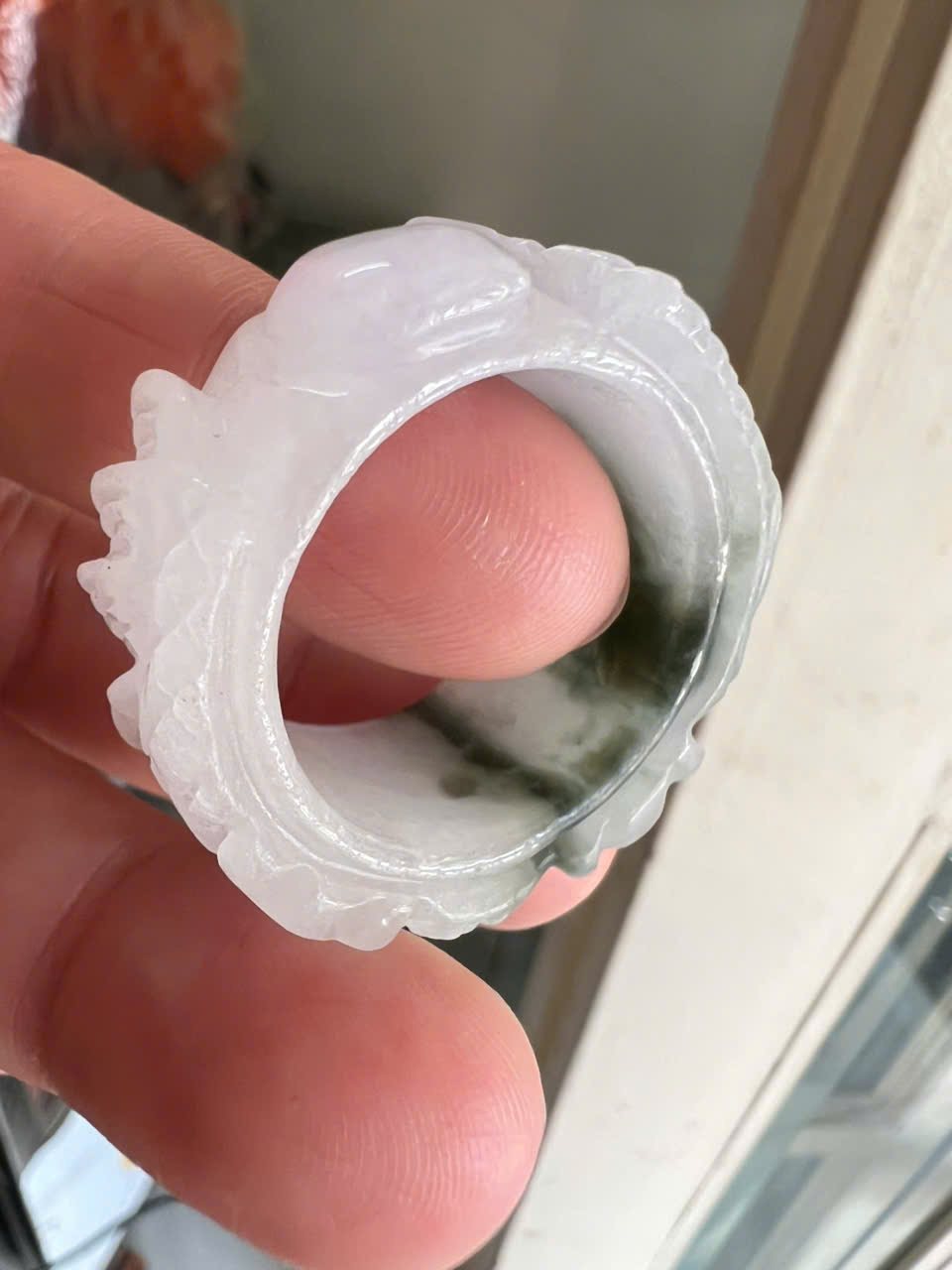 Nhẫn Rồng Nam Ni 21mm Cao 13mm Dầy 6mm Đá Cẩm Thạch màu màu trắng sáng bóng điểm xíu xanh đẹp ạ