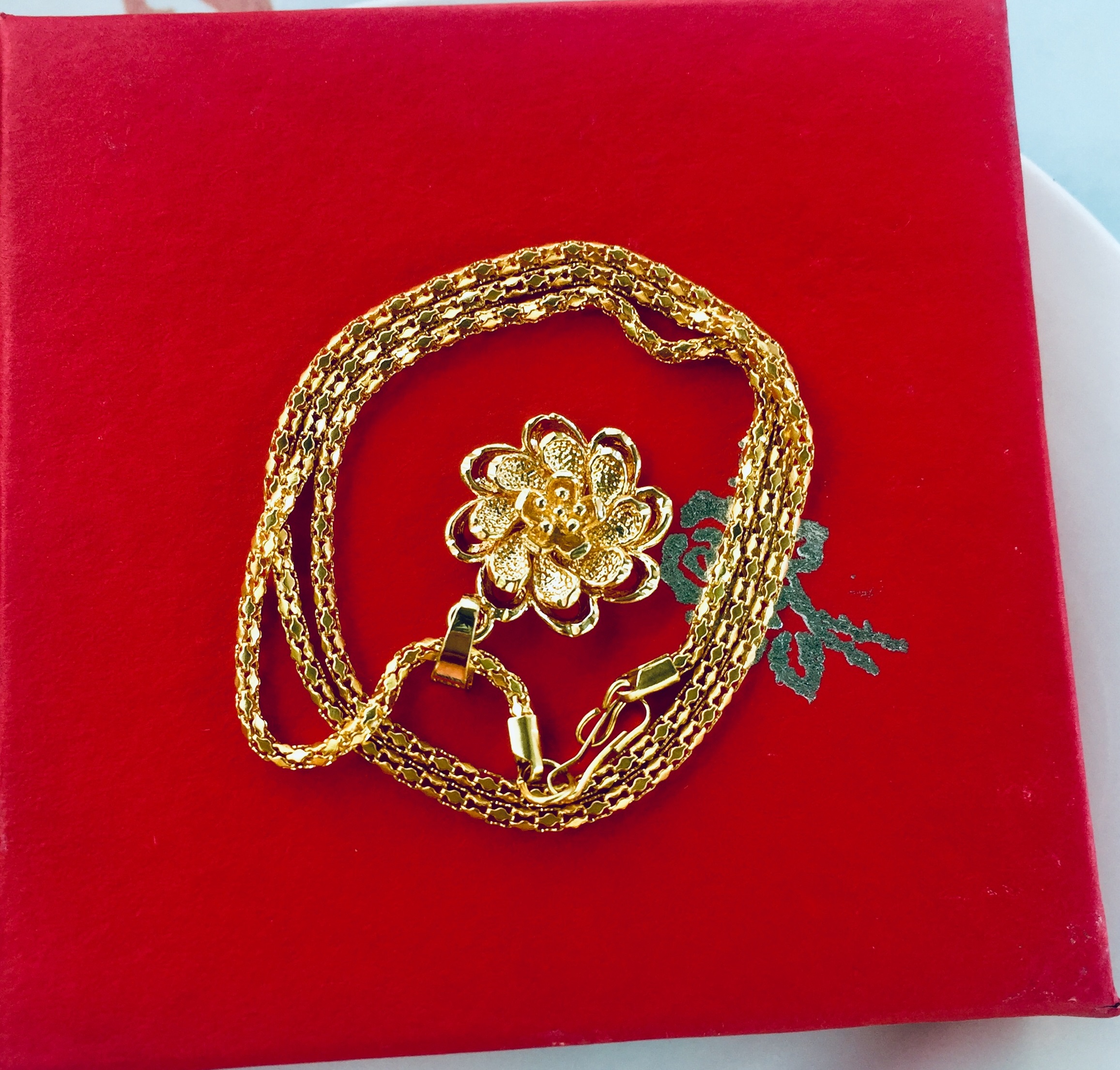 Set Mặt Dây Chuyền Mạ Vàng 18K Đúc Hình Hoa Mai 4 Tầng, Kèm dây chuyền Mạ vàng 18K và hộp đựng trang sức.