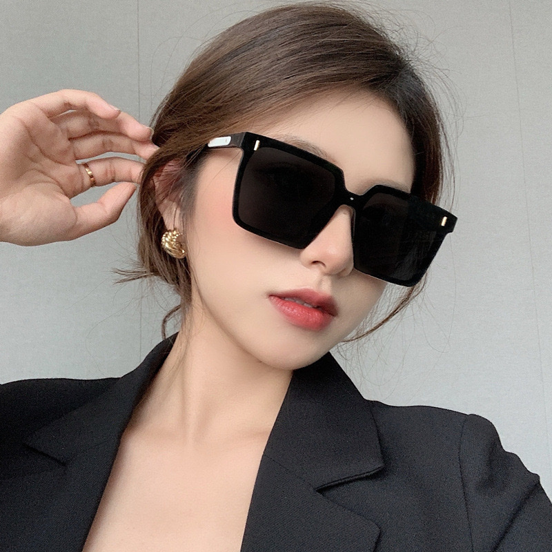 Kính râm đen gọng to , kính mát nam nữ , chống tia UV , chống bụi ,phong cách thời trang Hàn Quốc , hiện đại , trẻ trung , sôi động và cá tính , kèm hộp đựng sang trọng