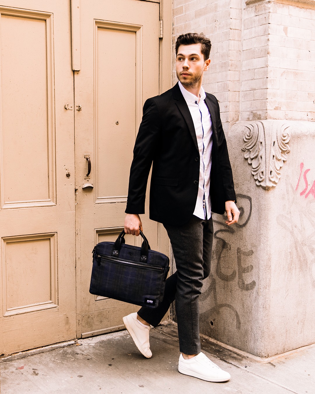 Túi xách Nam Solo Bryce 15.6" HLD100-51 Xanh - Đen Kích thước: Cao 34 x Ngang 43 x Rộng 9 cm Bảo hành 05 năm