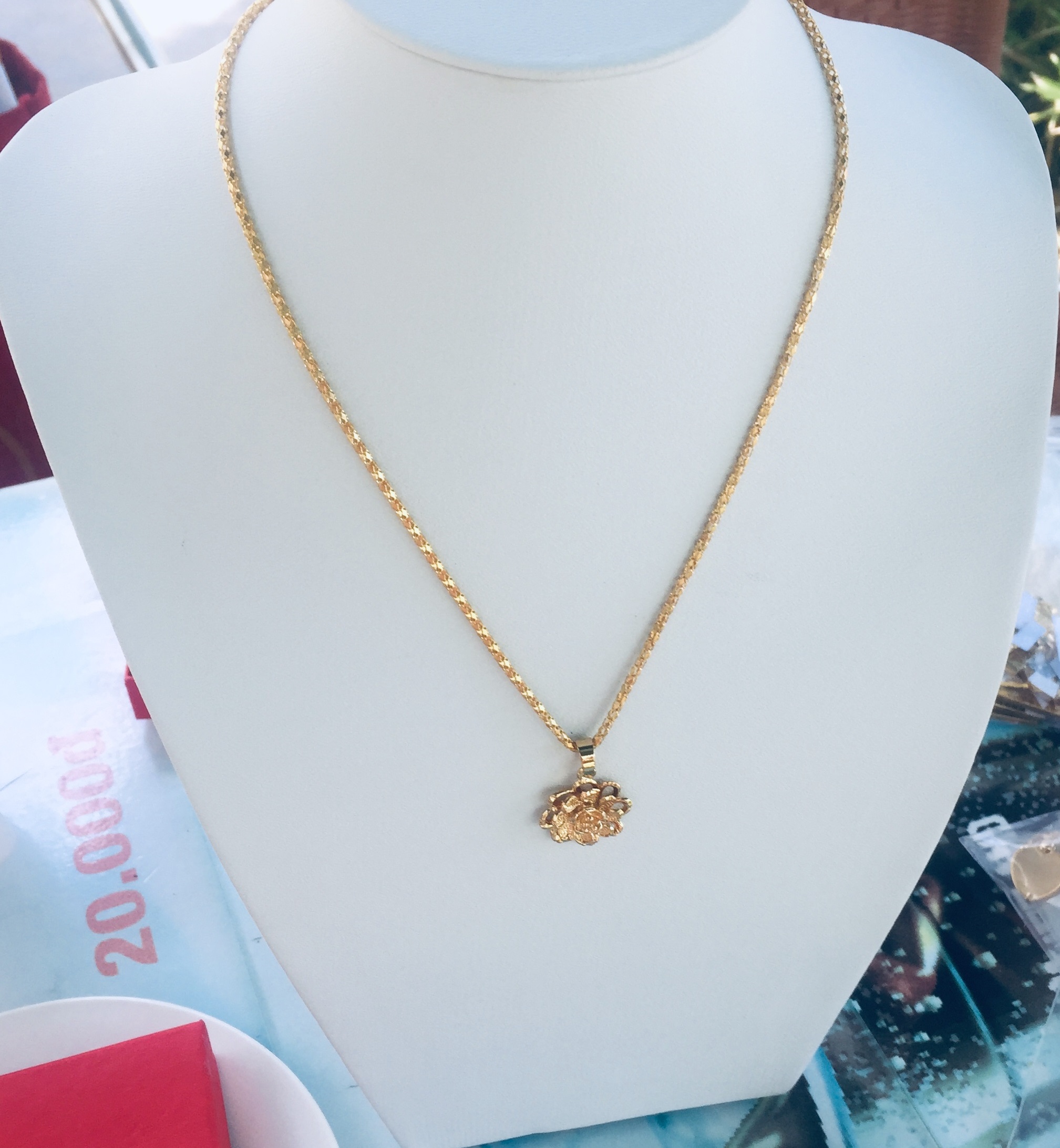 Set Mặt Dây Chuyền Mạ Vàng 18K Đúc Hình Hoa Mai 4 Tầng, Kèm dây chuyền Mạ vàng 18K và hộp đựng trang sức.