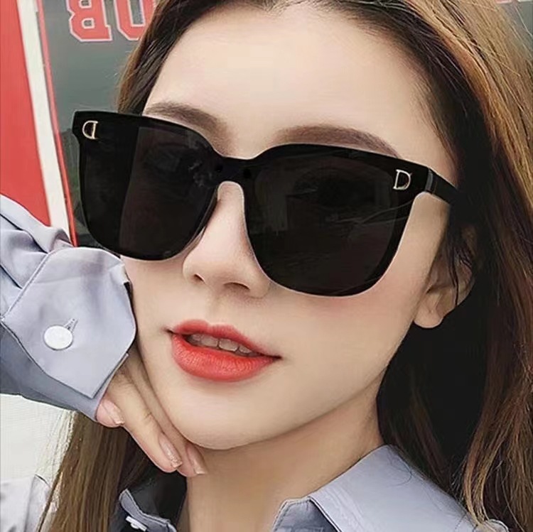 Kính râm đen gọng to , kính mát nam nữ , chống tia UV , chống bụi ,phong cách thời trang Hàn Quốc , hiện đại , trẻ trung , sôi động và cá tính , kèm hộp đựng sang trọng