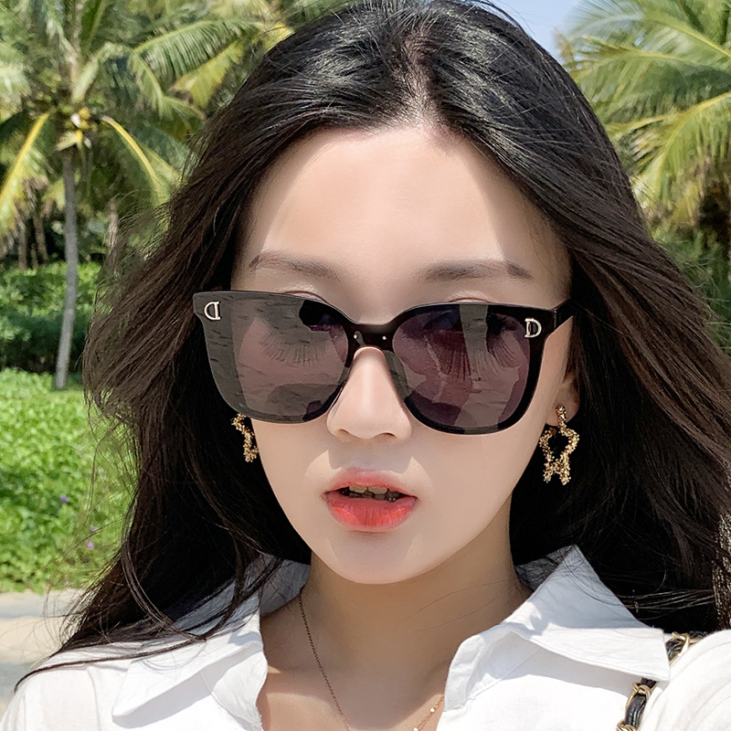 Kính râm đen gọng to , kính mát nam nữ , chống tia UV , chống bụi ,phong cách thời trang Hàn Quốc , hiện đại , trẻ trung , sôi động và cá tính , kèm hộp đựng sang trọng