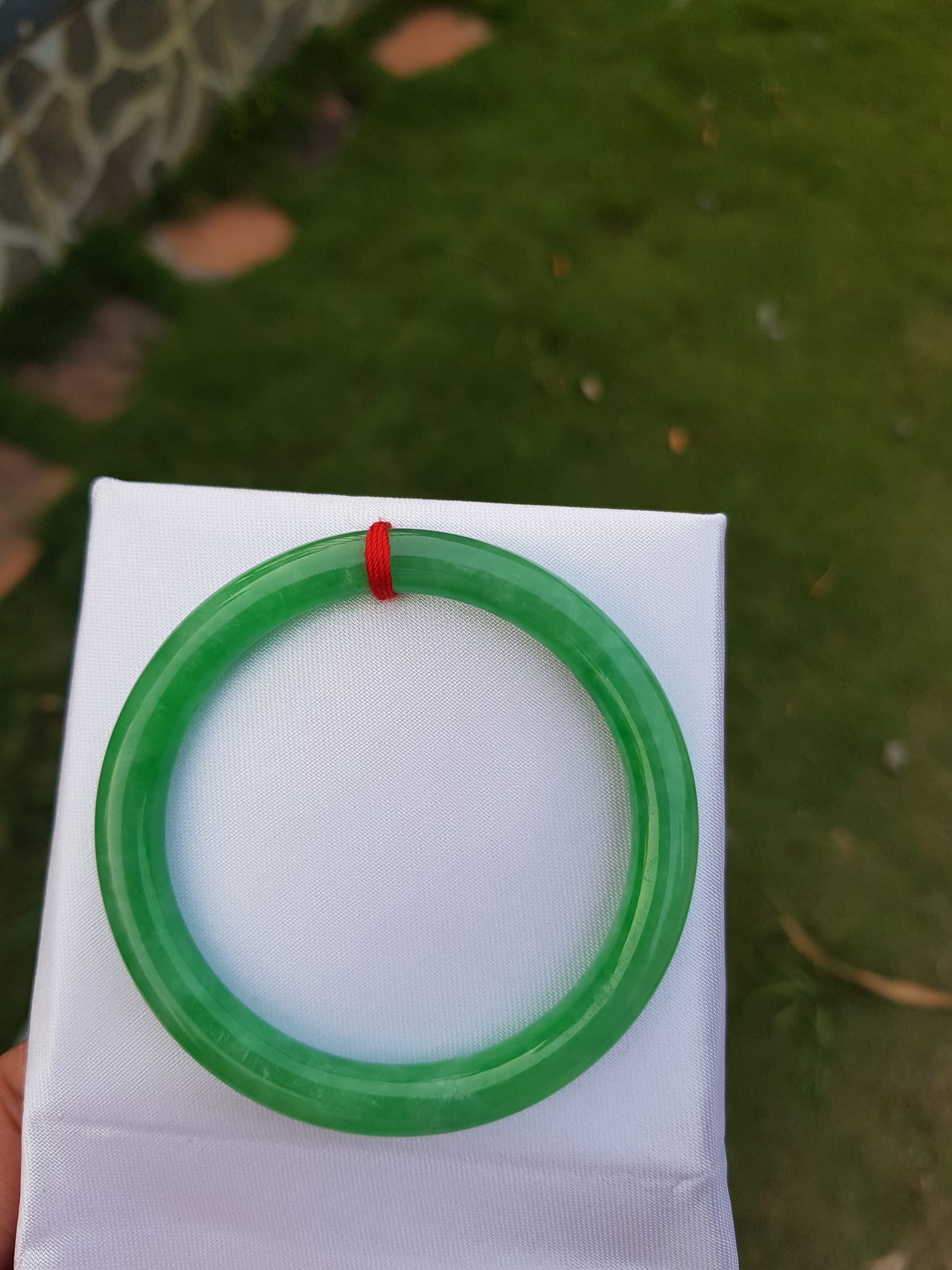 Vòng Đeo Tay Đá Cẩm Thạch Lý 52mm Size vòng 52mm x dầy 7mm màu xanh lá đẹp Nữ mệnh thủy mộc hỏa trên 50kg - 57kg đeo ạ