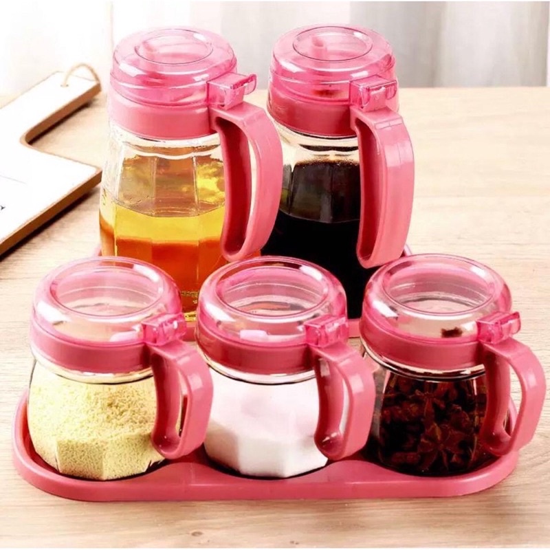 Lọ Đựng Gia Vị Thủy Tinh 5 Món, Bộ Hũ Đựng Gia Vị Màu Hồng Trong Suốt Cực Đẹp Sang Trọng Có Tay Cầm.