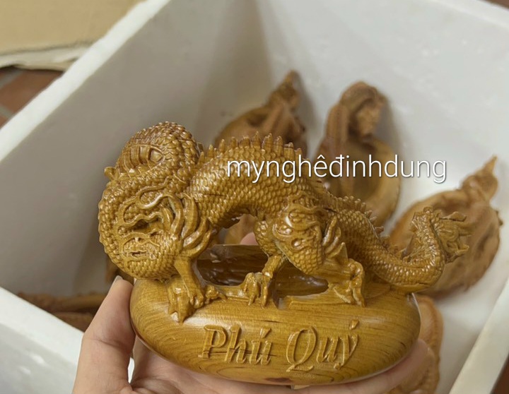 Gạt tàn thuốc là khắc rồng bằng gỗ bách xanh thơm nức kt 15×10×9cm