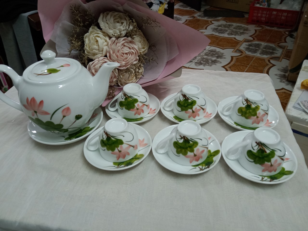 Bộ ấm chén vẽ sưn gốm sứ Bát Tràng