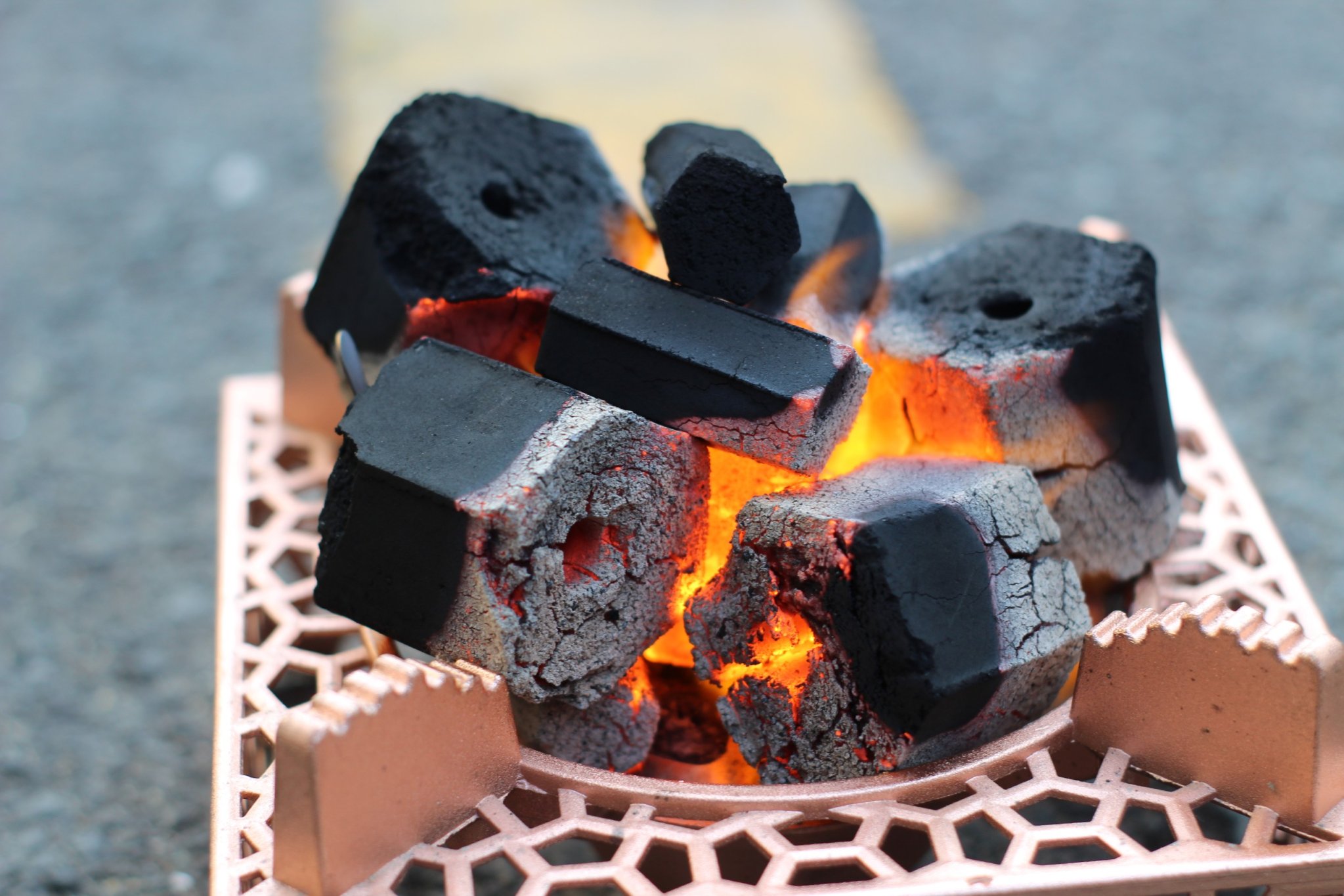 Than gáo dừa không khói chính hãng R2D hộp 4 KG than nướng BBQ an toàn cho sức khoẻ gia đình bạn