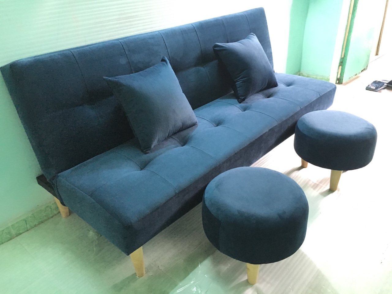 Ghế sofa giường, sofa bed phòng khách xanh dương đậm nhung và 2 đôn tròn G2D