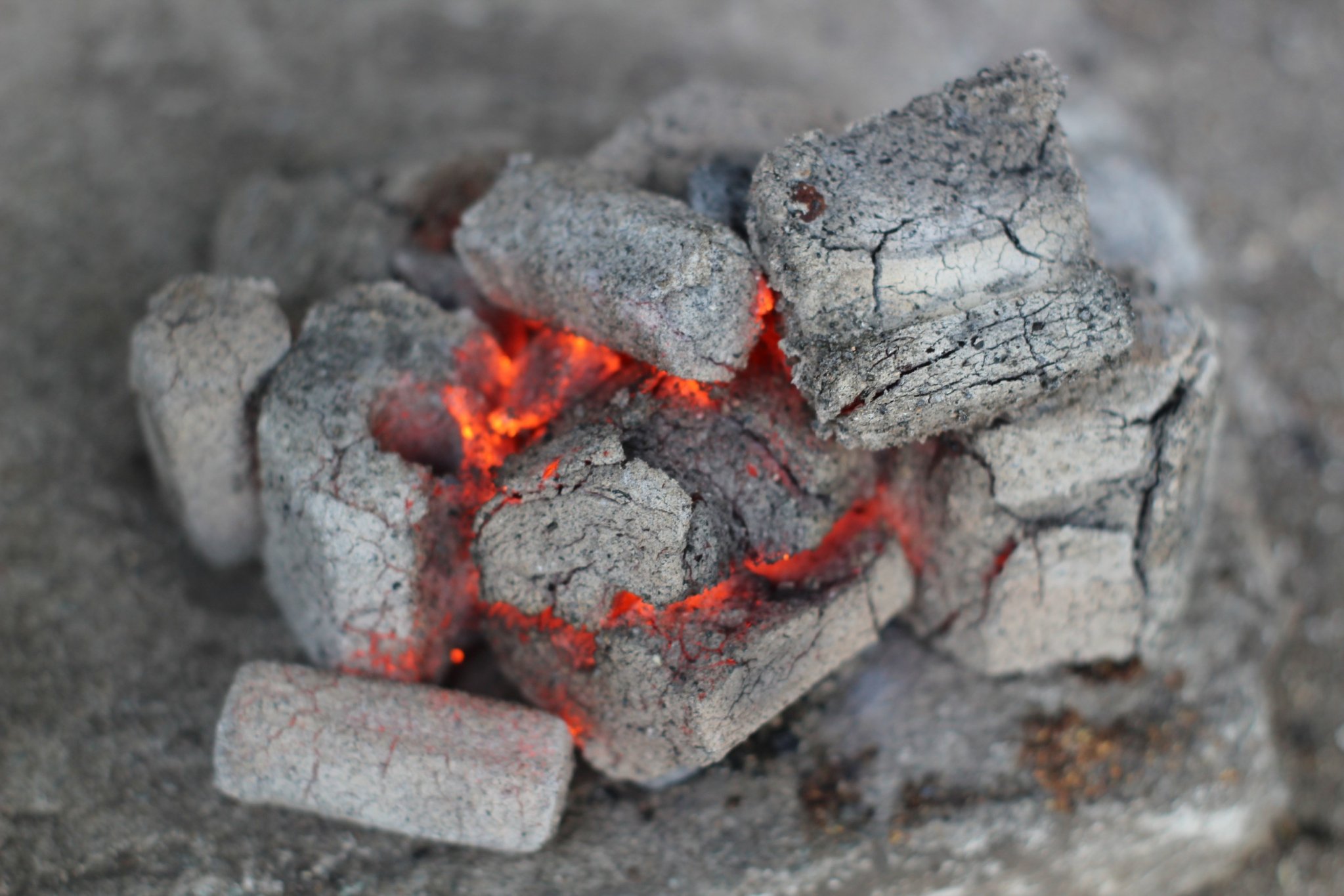Than gáo dừa không khói chính hãng R2D hộp 4 KG than nướng BBQ an toàn cho sức khoẻ gia đình bạn