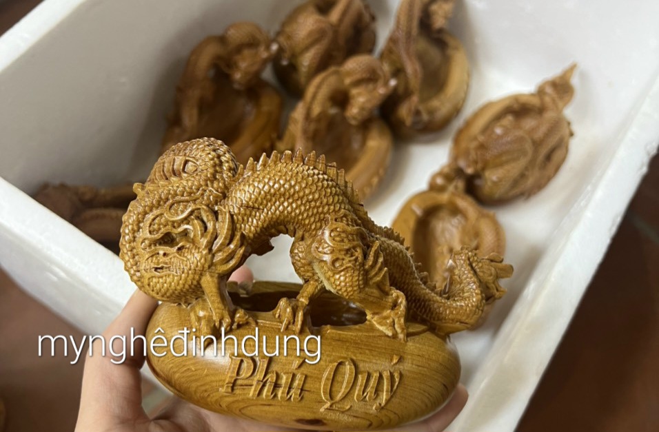 Gạt tàn thuốc là khắc rồng bằng gỗ bách xanh thơm nức kt 15×10×9cm