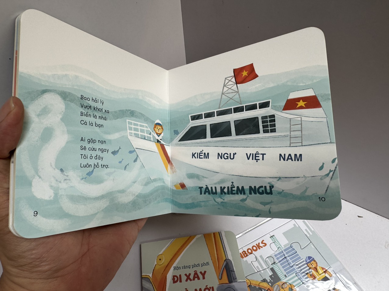 (Bìa cứng kèm âm thanh) COMBO 3 CUỐN SÁCH THƠ “NHÚCH NHÍCH” - Thơ: Jian - Vẽ minh hoạ: Heg - Lionbooks - NXB Hà Nội