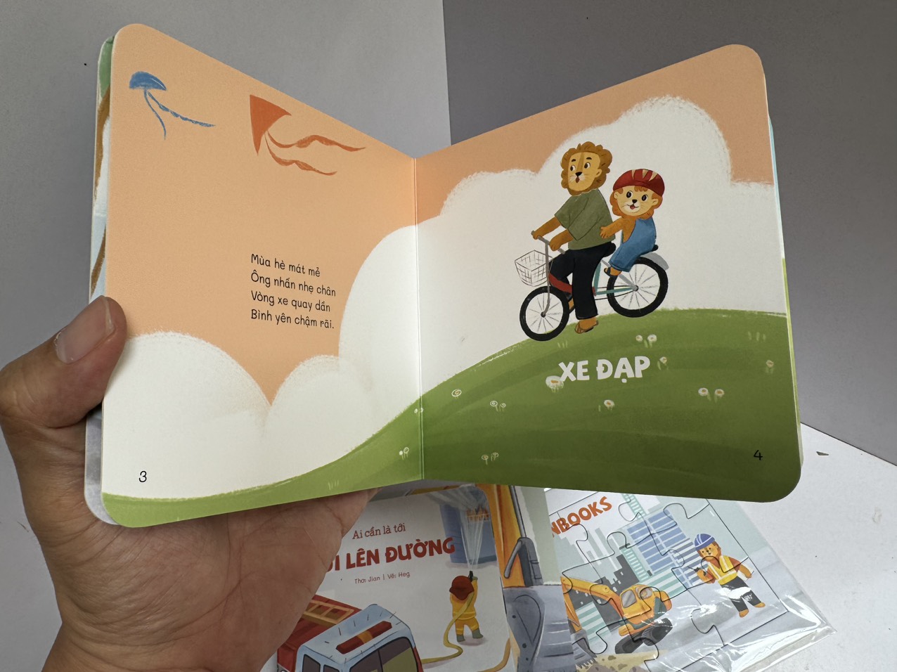 (Bìa cứng kèm âm thanh) COMBO 3 CUỐN SÁCH THƠ “NHÚCH NHÍCH” - Thơ: Jian - Vẽ minh hoạ: Heg - Lionbooks - NXB Hà Nội