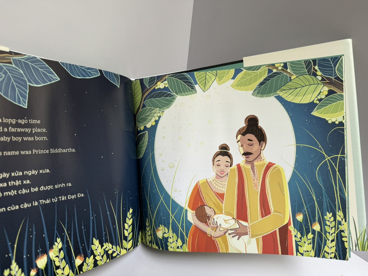 (Bìa cứng, in màu toàn bộ) (Tủ sách hạt mầm tâm bụt, sách song ngữ Anh – Việt) DƯỚI CỘI BỒ ĐỀ – Nhiều tác giả - Kiều Anh Tú dịch– Mochibooks – NXB Lao động