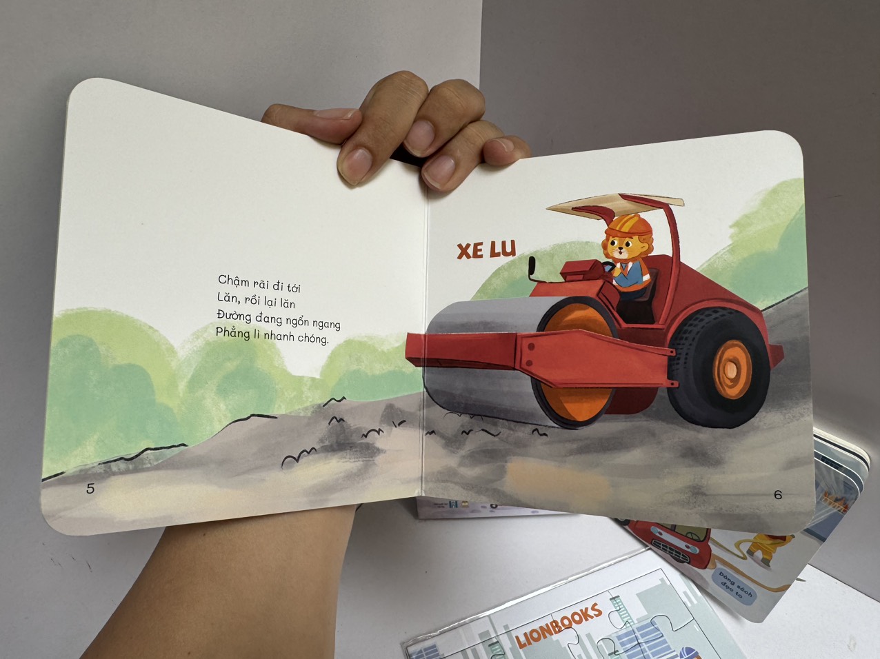 (Bìa cứng kèm âm thanh) COMBO 3 CUỐN SÁCH THƠ “NHÚCH NHÍCH” - Thơ: Jian - Vẽ minh hoạ: Heg - Lionbooks - NXB Hà Nội