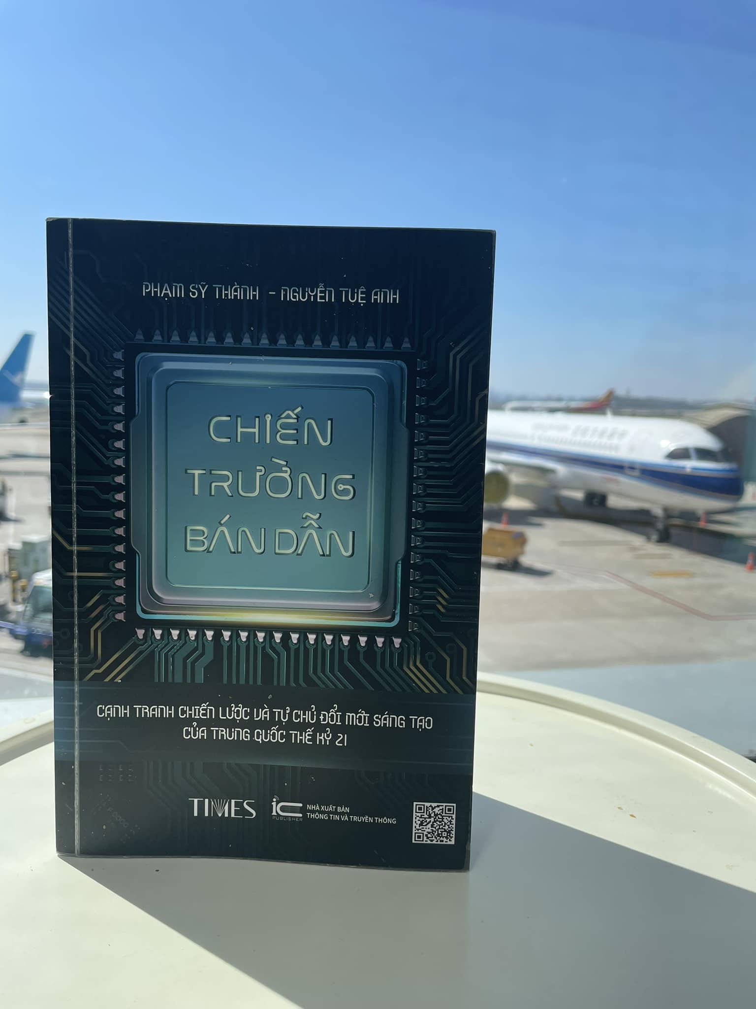 Sách - Chiến Trường Bán Dẫn Cạnh tranh chiến lược và tự chủ đổi mới sáng tạo của Trung Quốc thế kỷ 21 - Phạm Sỹ Thành - Nguyễn Tuệ Anh