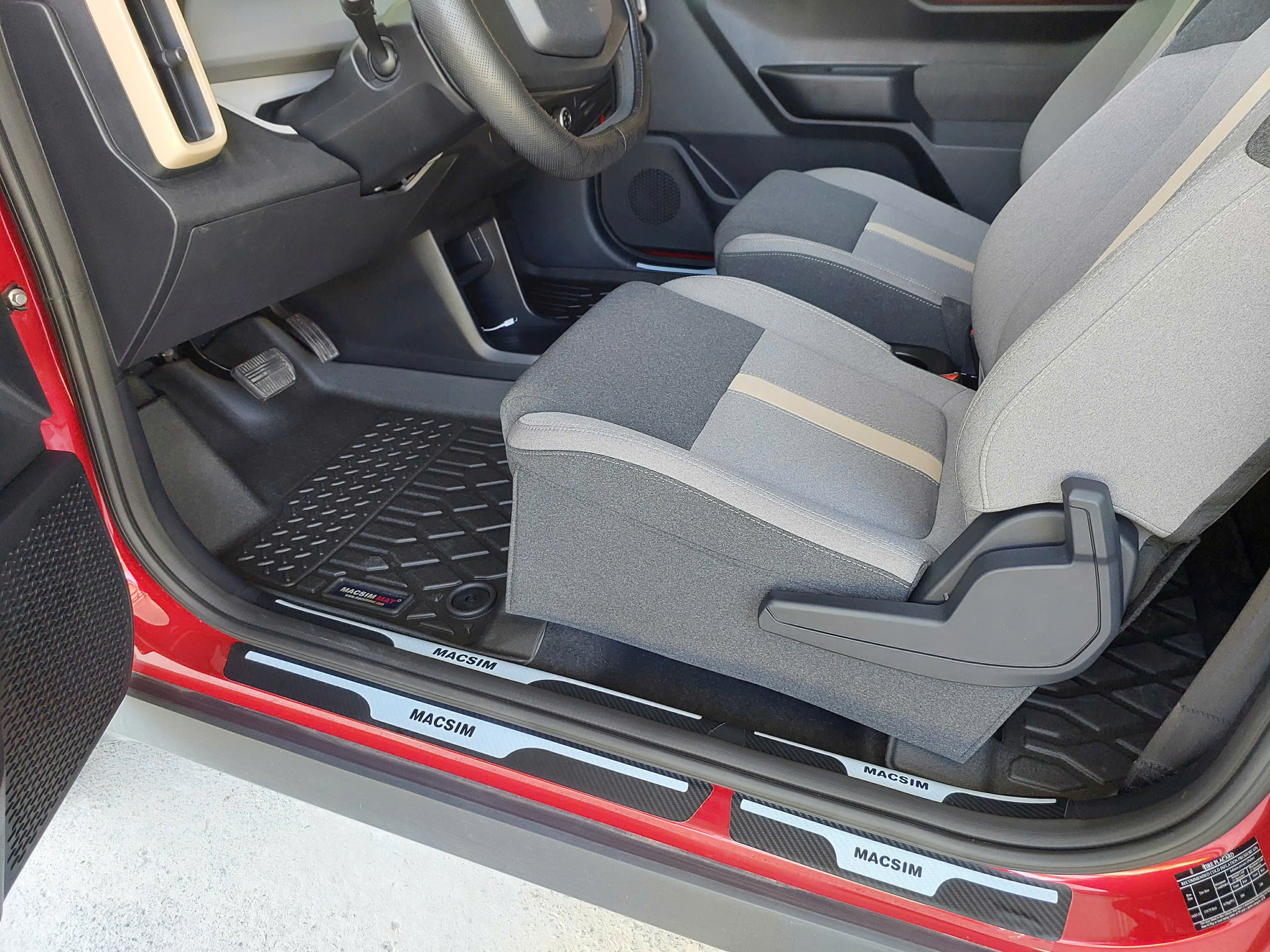 Miếng dán/ decal bảo vệ bậc cửa ô tô – Carbon loại dày – 4 miếng – Chống xước mép cửa cho xe VinFast VF3