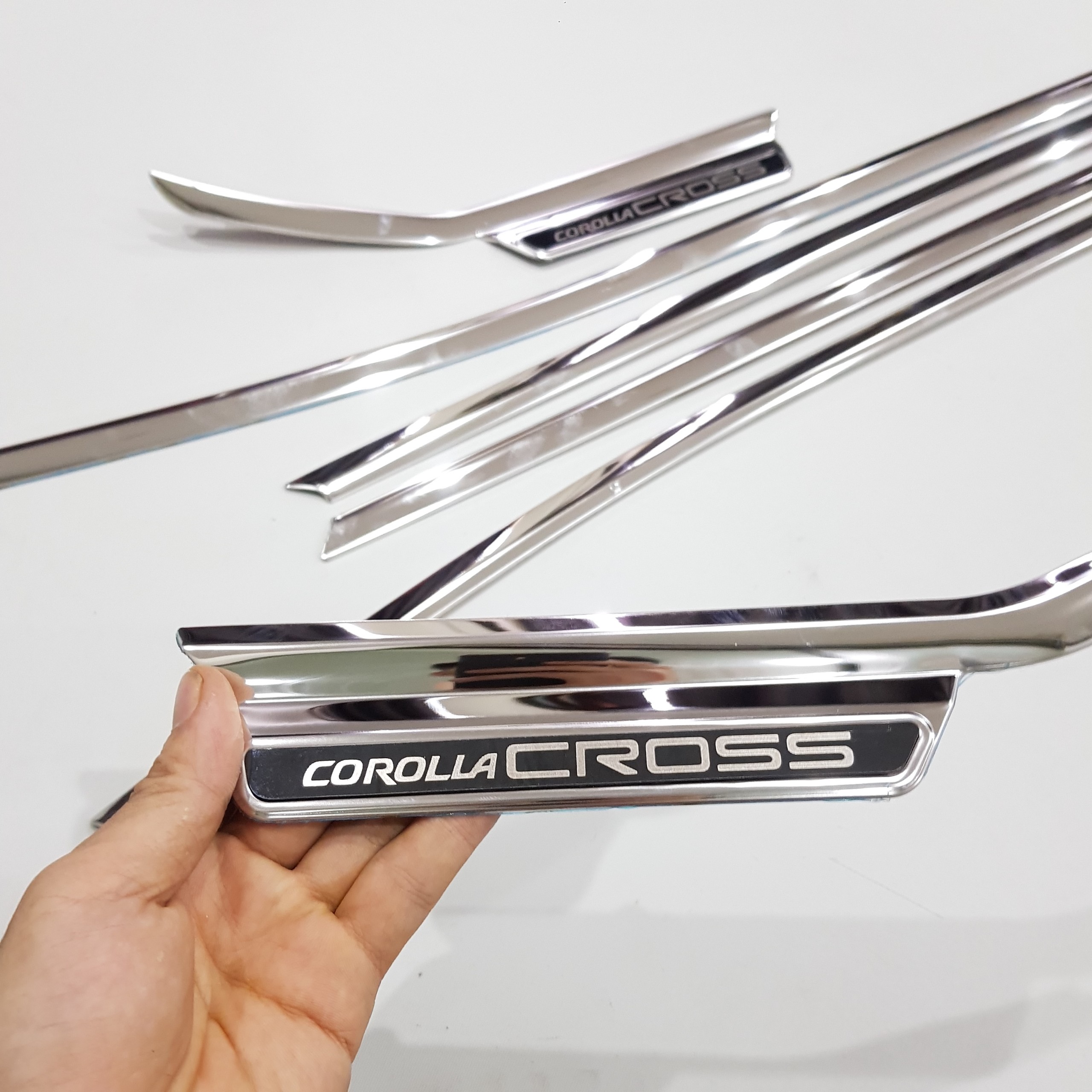 Nẹp viền chân kính INOX dành cho xe Toyota Crolla Cross