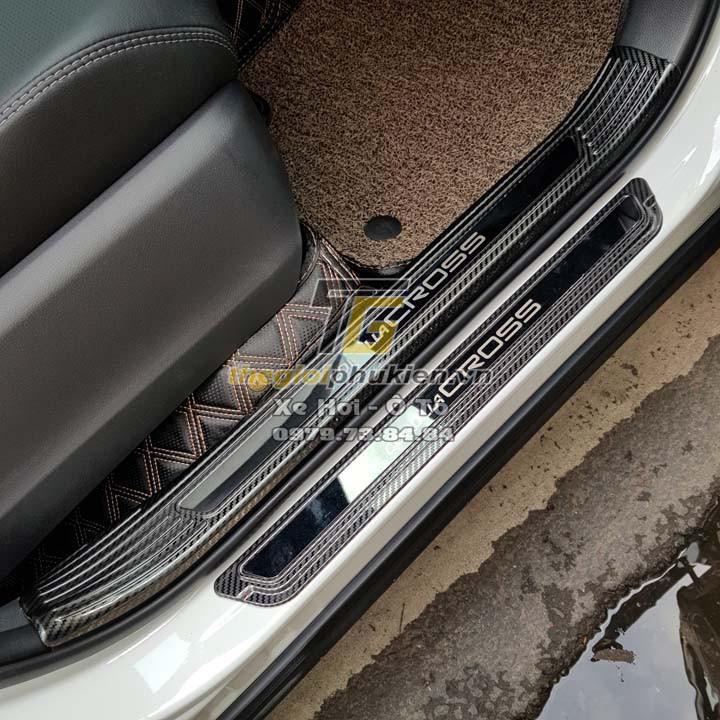 Bộ Ốp bậc cửa, Nẹp bước chân Toyota Corolla Cross 2020 vân Carbon
