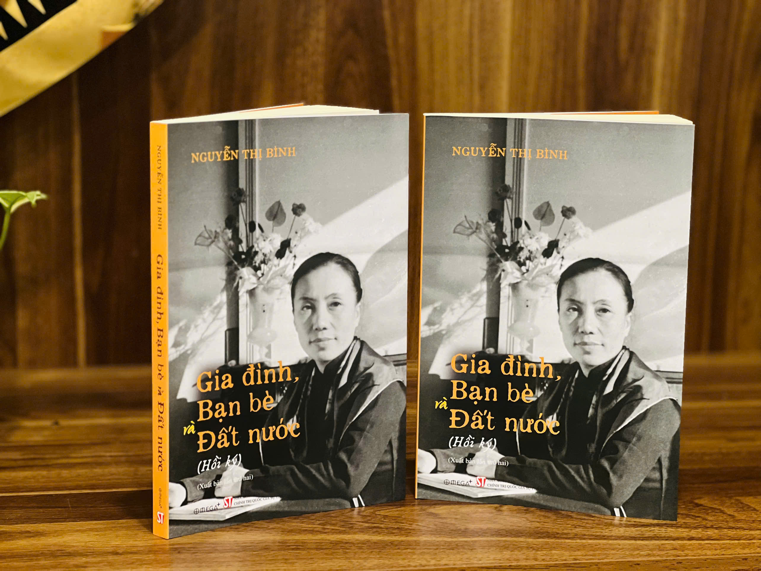 Combo Hồi Ký Nguyễn Thị Bình - Gia Đình, Bạn Bè Và Đất Nước (Bìa mềm) + Hồi Ký Phóng Viên Chiến Trường - Trên Những Nẻo Đường Chiến Tranh Và Hòa Bình