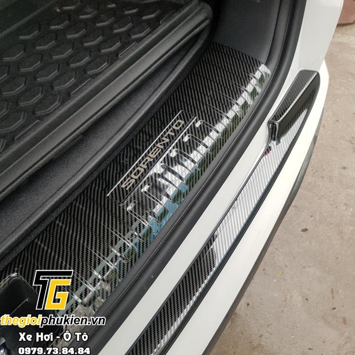 BỘ SẢN PHẨM Nẹp bước chân và ốp chống trầy cốp Kia Sorento 2021 - Mẫu vân Carbon