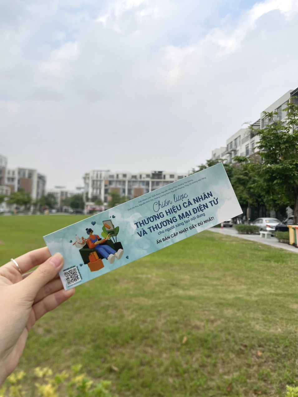 Sách - "Chiến lược thương hiệu cá nhân và thương mại điện tử cho người sáng tạo nội dung"