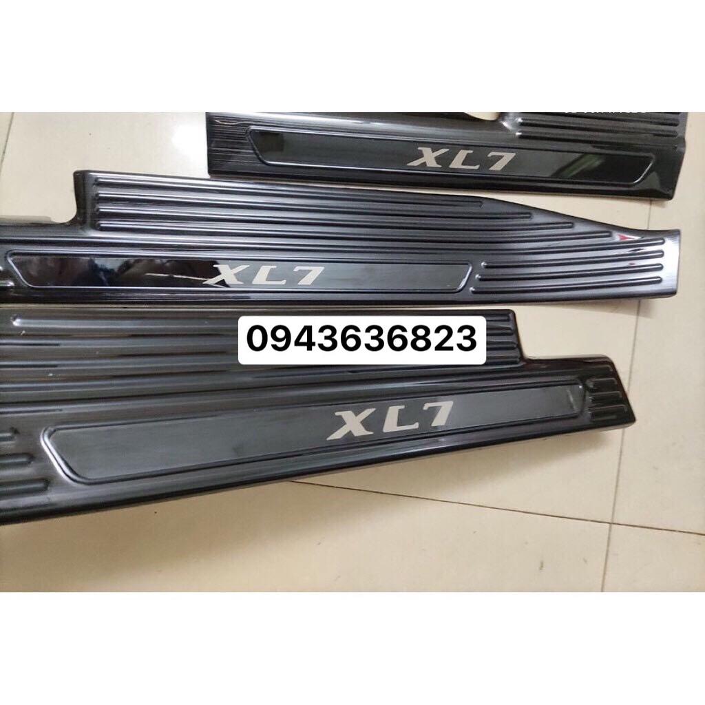 Nẹp Bước Chân Titan Suzuki XL7 2020-2021, ốp chống xước bậc chân trong mẫu titan cao cấp dành cho SUZUKI XL7 2019-2020