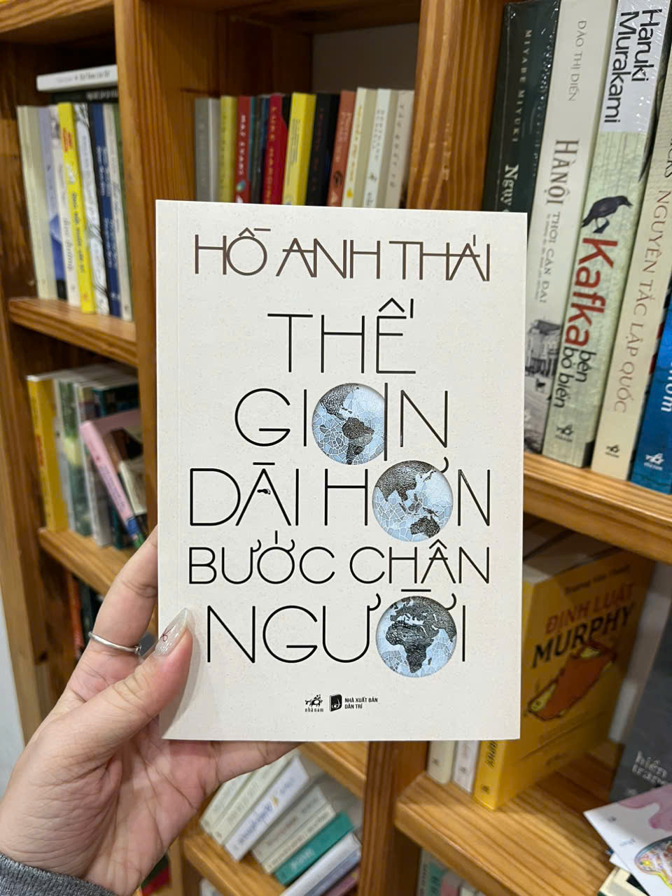 Sách - Thế gian dài hơn bước chân người (Nhã Nam HCM)