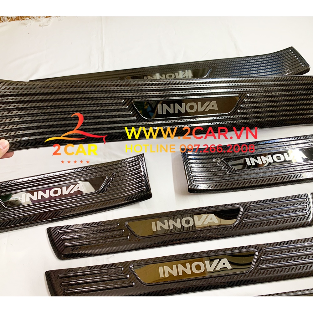 Ốp bậc cửa, nẹp bước chân trong, ngoài xe Toyota Innova đời 2017- 2022 vân cacbon cao cấp