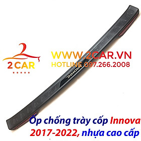 Ốp chống trầy cốp ngoài xe Toyota Innova 2017 - 2022, nhựa 3D cao cấp có phản quang