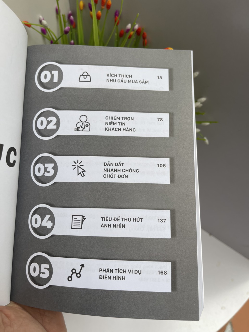 4 QUY TẮC VẰNG TRONG COPYWRITING – Quan Kiện Minh – Hàn Vũ Phi dịch – Being Books – AZ VIETNAM – NXB Thế Giới (Bìa mềm)