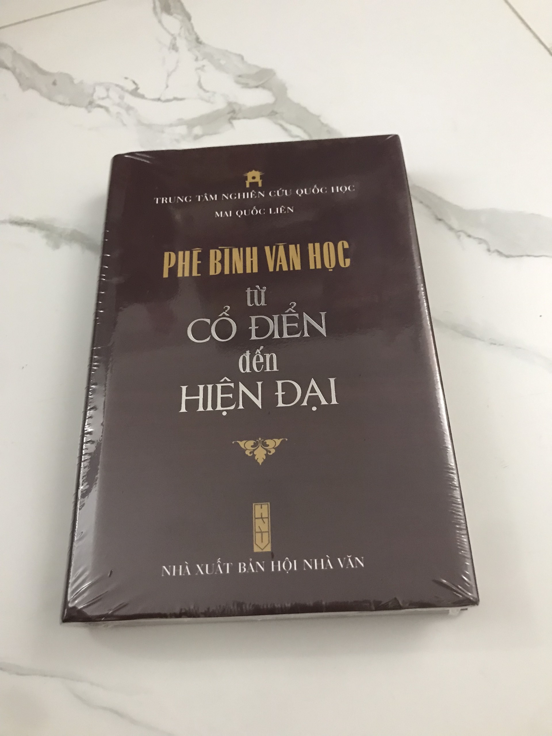 Phê Bình Văn Học Từ Cổ Điển Đến Hiện Đại (Bìa Cứng) - Mai Quốc Liên