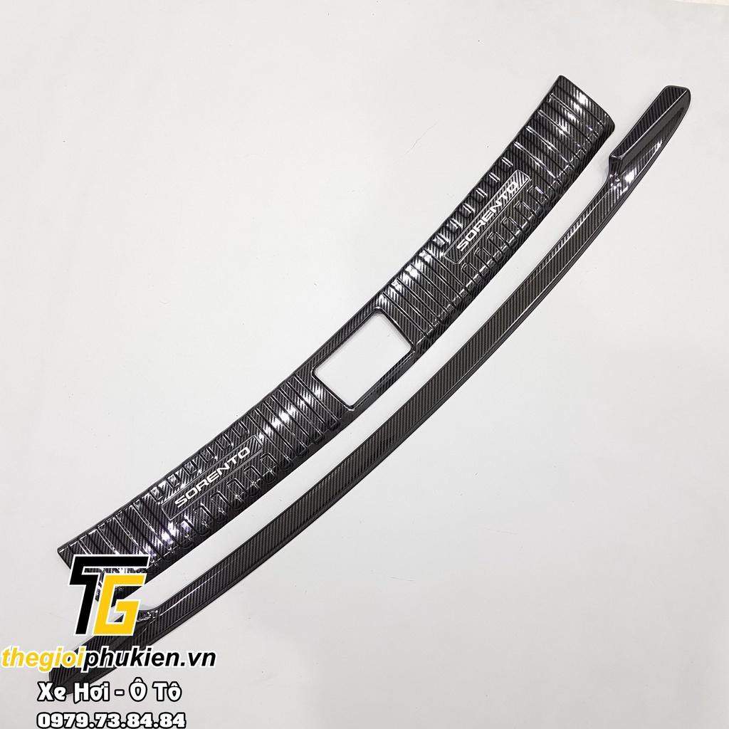 BỘ SẢN PHẨM Nẹp bước chân và ốp chống trầy cốp Kia Sorento 2021 - Mẫu vân Carbon