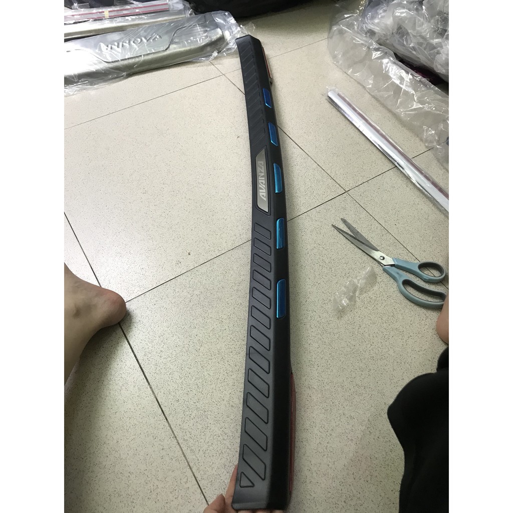 Ốp Chống trầy cốp ngoài xe Toyota Avanza loại nhựa 3D đời 2019 2020