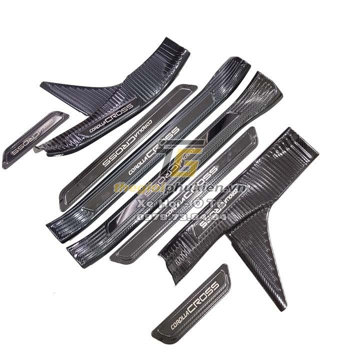 Bộ Ốp bậc cửa, Nẹp bước chân Toyota Corolla Cross 2020 vân Carbon
