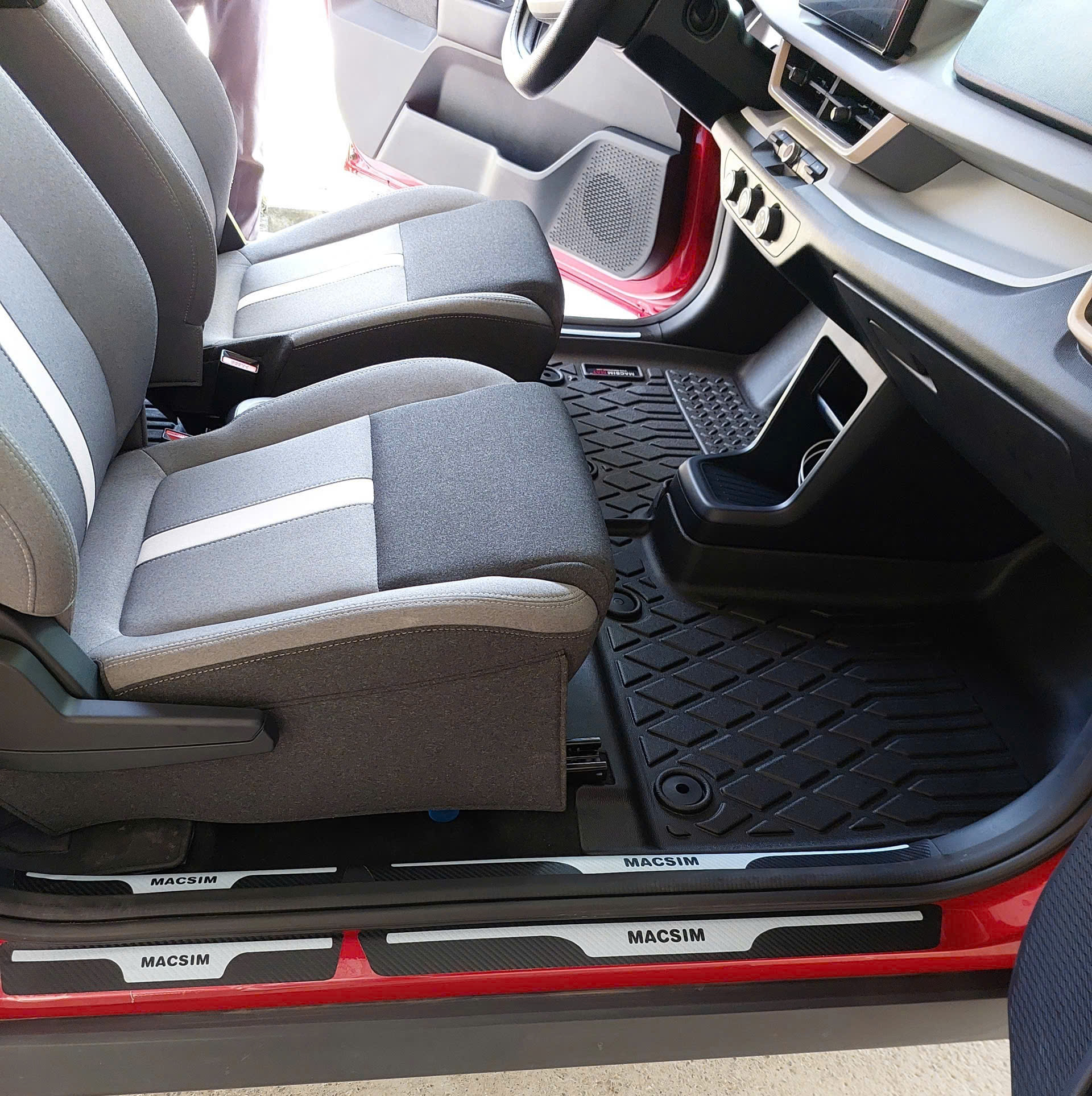 Miếng dán/ decal bảo vệ bậc cửa ô tô – Carbon loại dày – 4 miếng – Chống xước mép cửa cho xe VinFast VF3