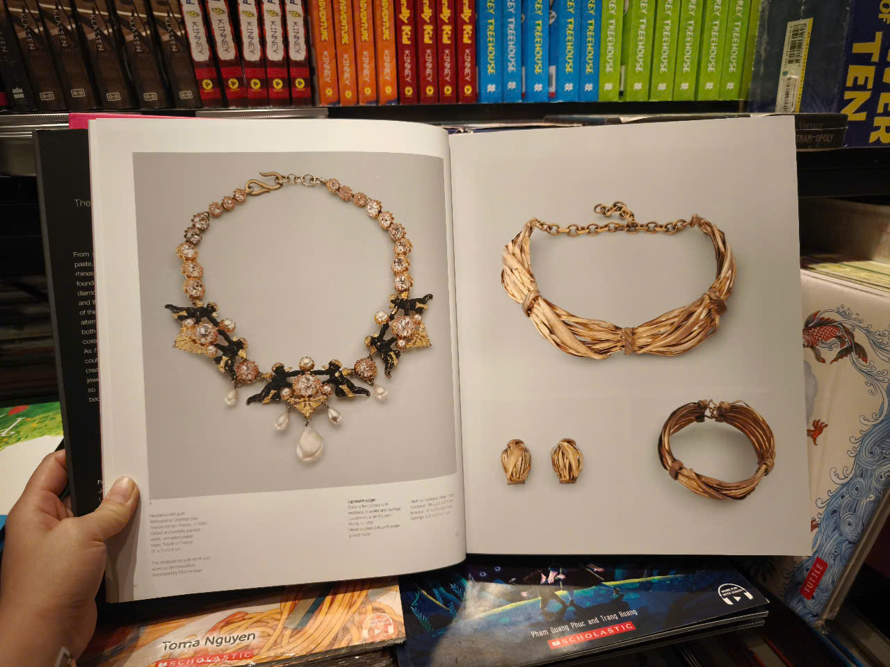 Sách - Adorning Fashion: The History of Costume Jewellery to Modern Times by Deanna Farneti Cera