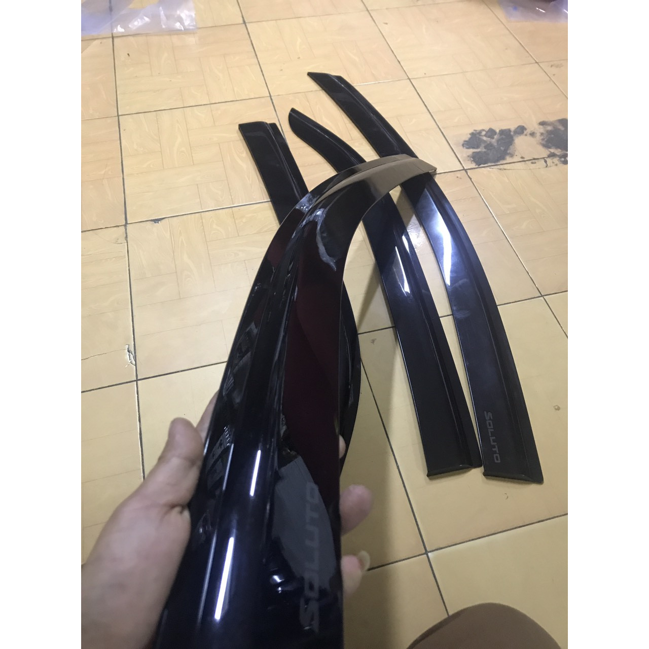 Vè Che Mưa Cho Xe Kia Soluto ( Vè Đen Hàng Thái )