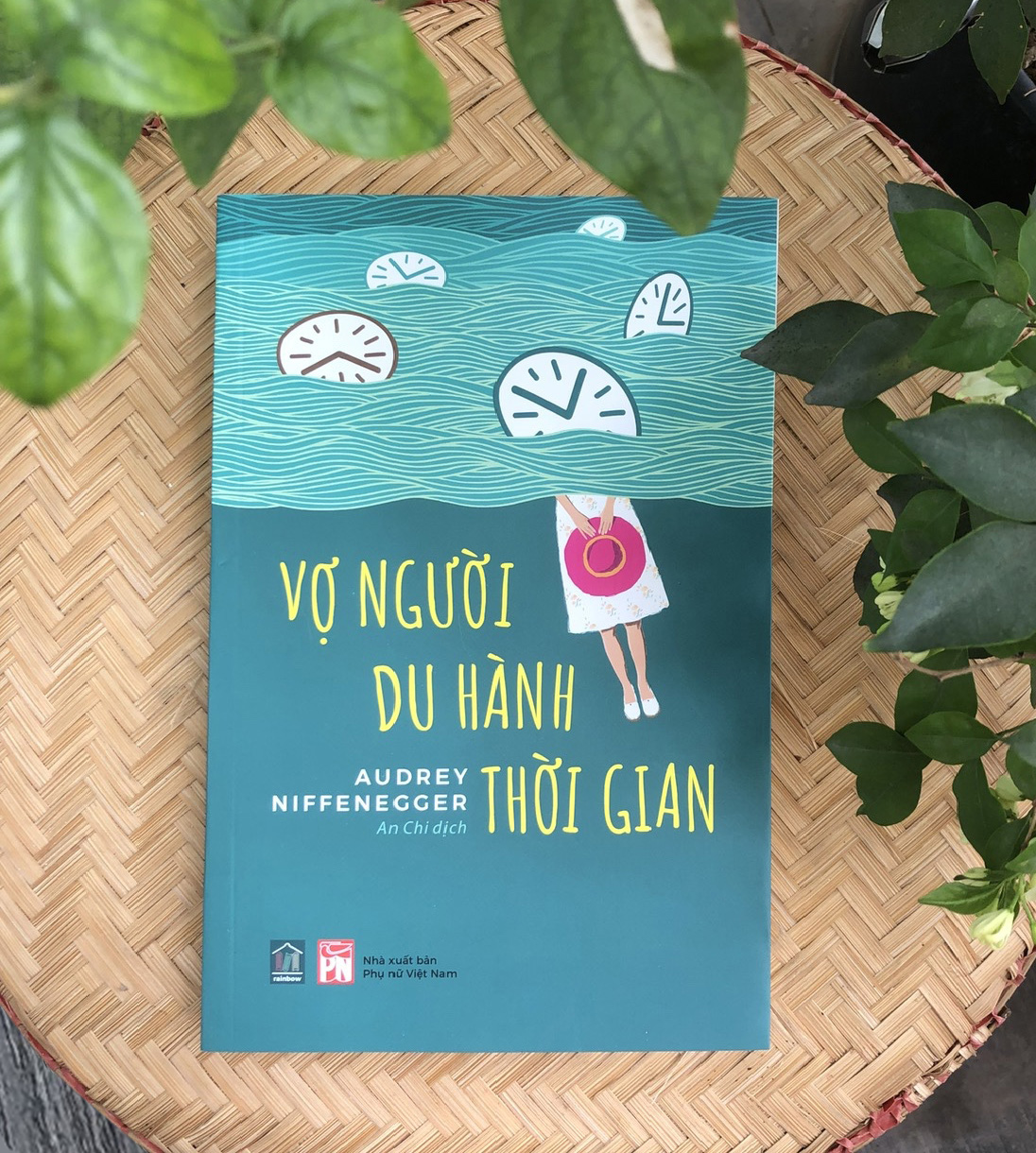 Sách Vợ Người Du Hành Thời Gian - Tác giả Audrey Niffenegger - Rainbow Books