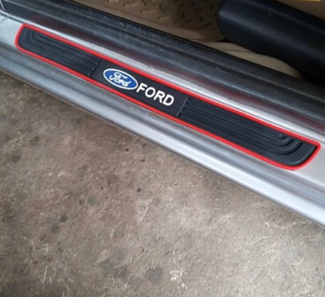 Nẹp bước chân cao su chống xước xe chevrolet - bộ 4 miếng cao su chống trơn trượt