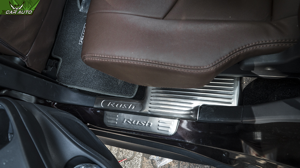 Bộ Ốp bậc cửa, Nẹp bước chân INOX dành cho xe Toyota Rush - Bên trong