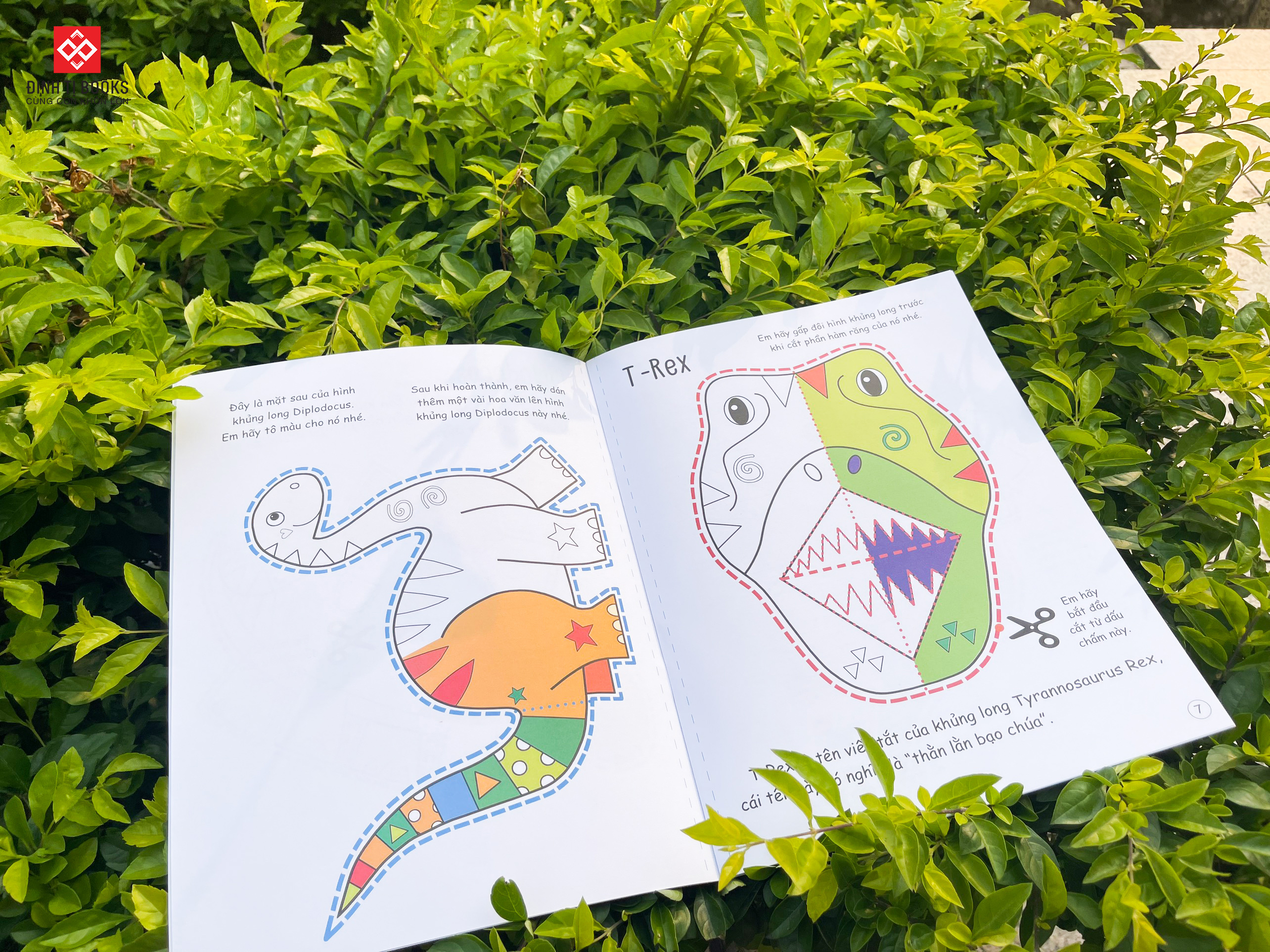 Sách - Cắt, gấp, tô màu - Hơn 20 hình dán và sticker rèn luyện kỹ năng cho trẻ 3 - 9 tuổi - Bộ 3 cuốn - Đinh Tị Books