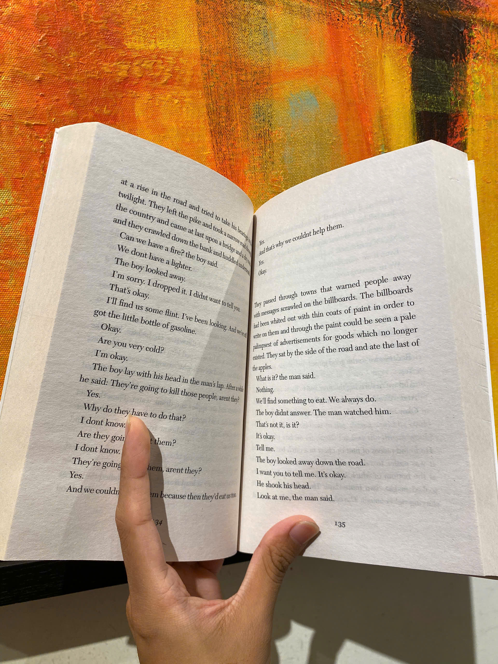 Sách - The Road: Pulitzer Prize Winner & National Bestseller by Cormac McCarthy - English Novel / Sách Ngoại văn Nhập khẩu