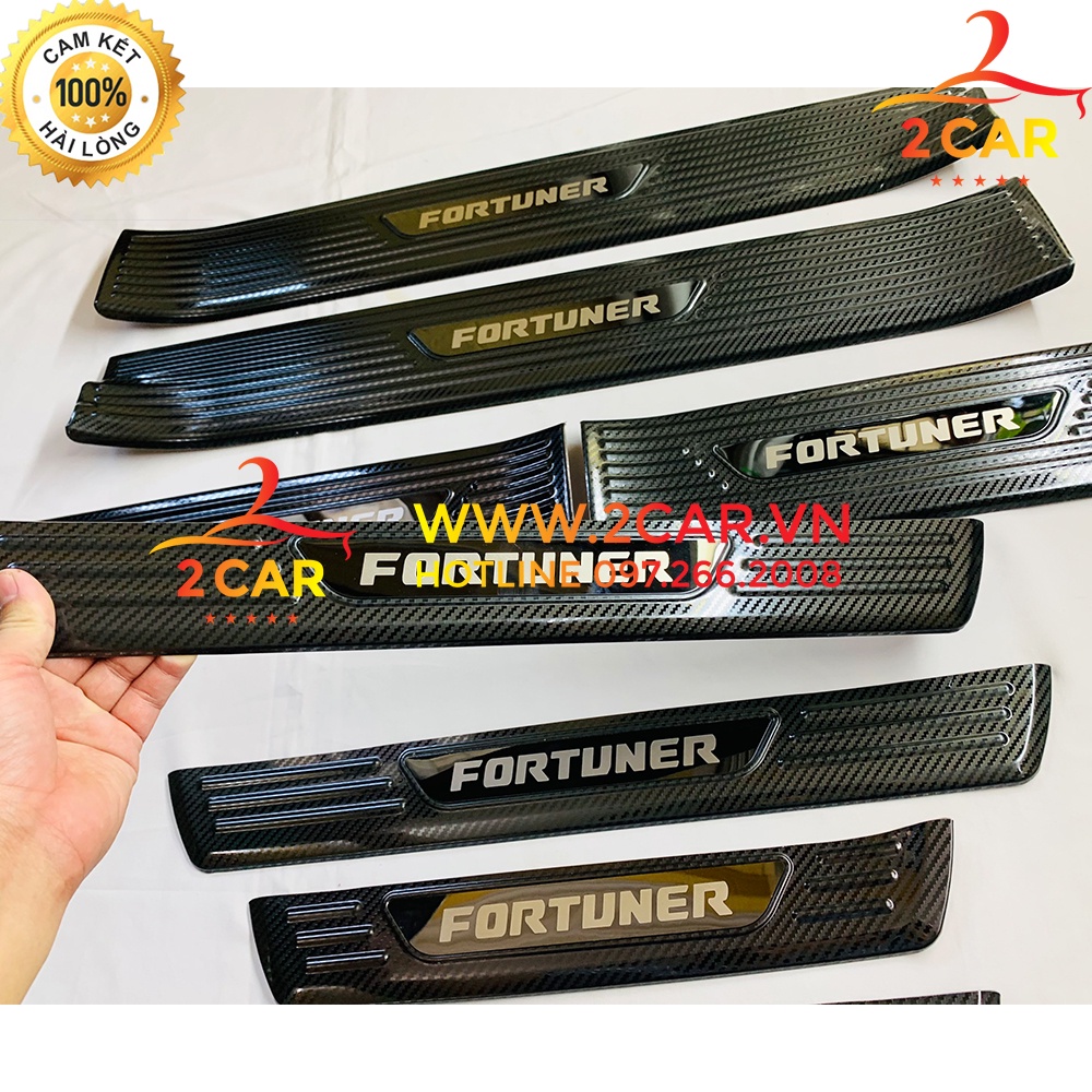 Ốp bậc cửa, nẹp bước chân trong , ngoài xe Fortuner 2017 - 2022 vân carbon cao cấp