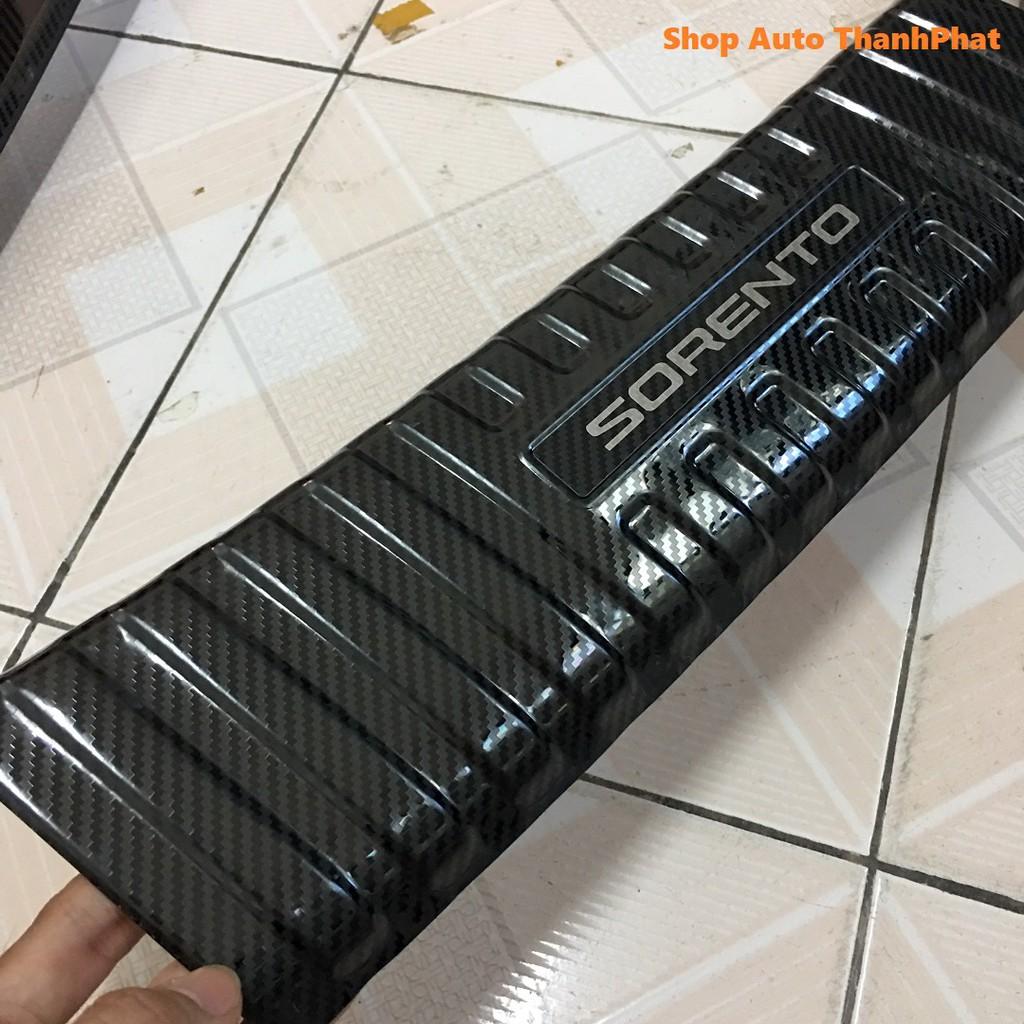 Ốp cốp Carbon Kia Sorento 2021 chất liệu cao cấp, chống trầy xước cốp
