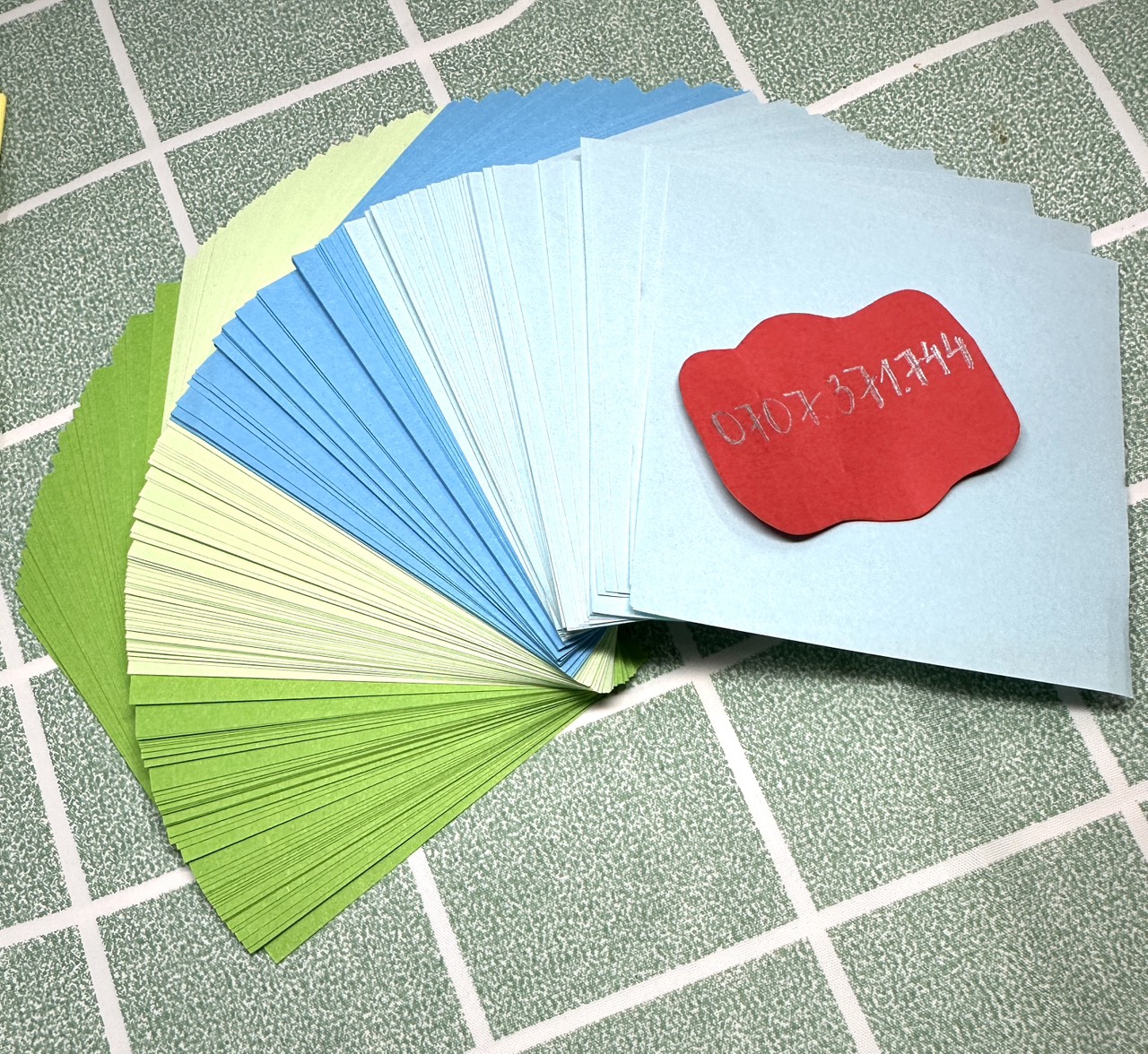 Giấy Gấp Hạc 520 Tờ Gồm 10 Màu Khác Nhau Kích Thước 7cm và 10cm Có Thể Dùng Làm Giấy Note Không Keo