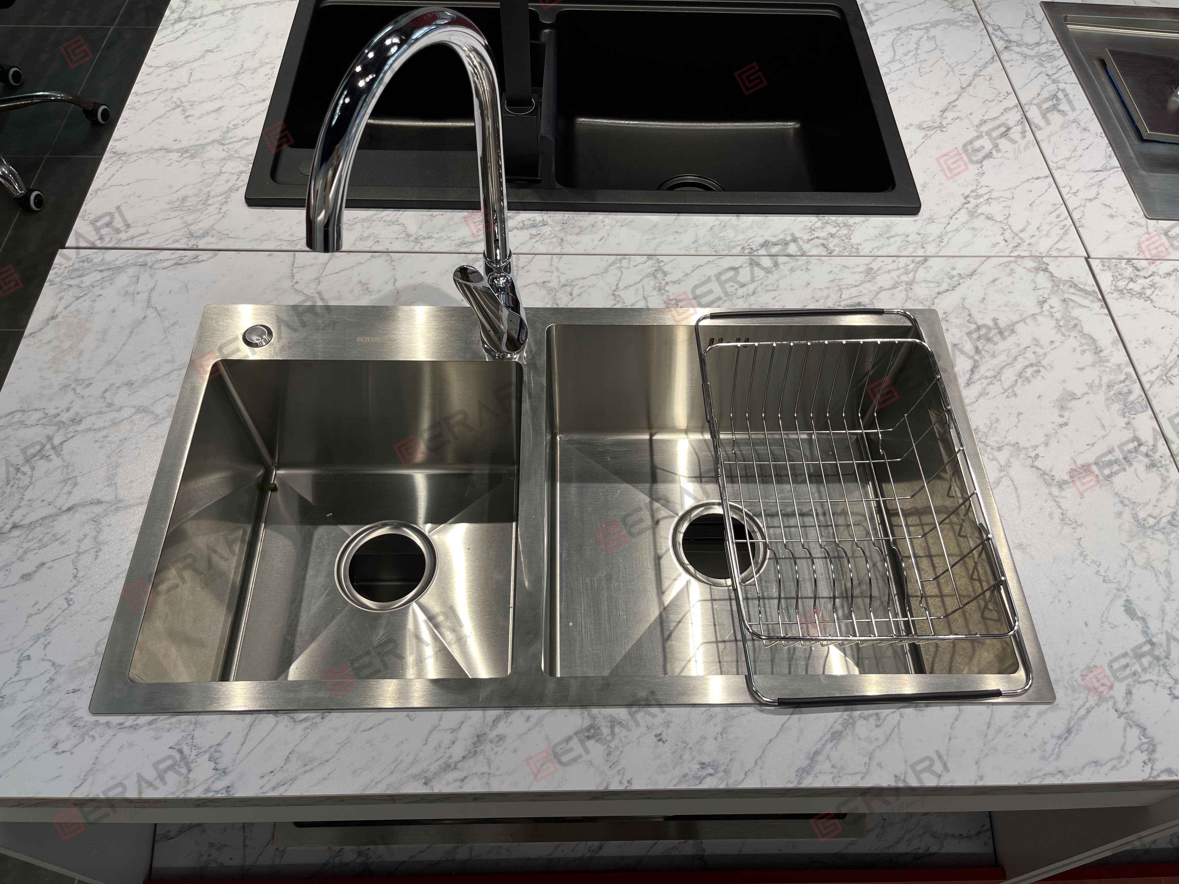 Chậu rửa bằng thép không gỉ (2 hố lệch phụ kiện đi kèm chât liệu Inox 304 cao cấp thương hiệu GERARI)